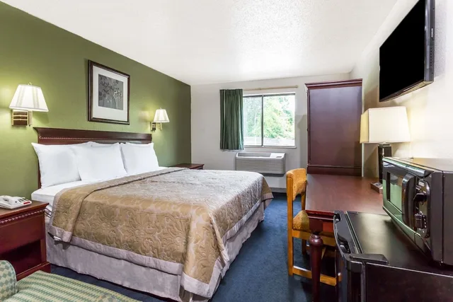 Standard, King Bed, Smoking, Super 8 By Wyndham Hampton 1/4