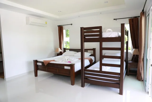 جناح غراند ديلوكس عائلي بسرير كينج وسرير بطابقين بإطلالة على الحديقة، Shangrilah Bungalow 1/2