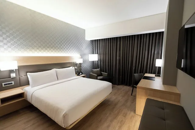 غرفة ديلوكس بسرير كينج بإطلالة جزئية على البحر، AC Hotel by Marriott Lima Miraflores 2/9