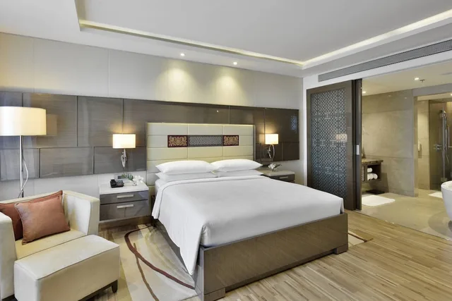 غرفة تنفيذية بسرير كينج بإطلالة على المسبح، Jw Marriott Hotel Mumbai Sahar 1/7