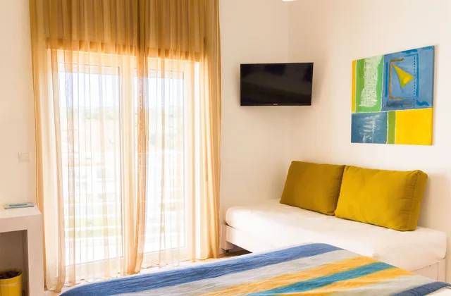 Room, Twin Beds, with Extra Bed, Casa Do Outeiro 3/7