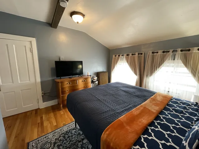 غرفة بسرير كوين، Holiday Chalet Victorian - Bed & Breakfast 6/8