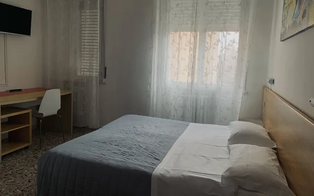 غرفة بسرير كوين بحمام خاص، Albergo Moderno 3/6