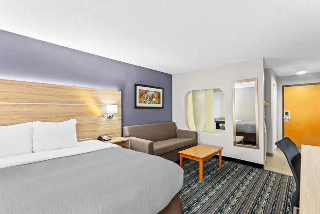 جناح بسرير كينج بجاكوزي، Quality Inn Rochester South 1/8
