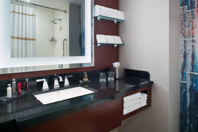 غرفة بسرير كينج بحوض استحمام لذوي الإعاقة، Atlanta Airport Marriott Gateway 4/9