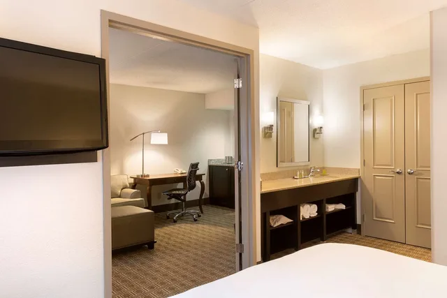جناح بسرير كينج، Doubletree Suites By Hilton Nashville Airport 2/3