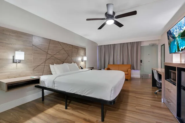 Room, King Bed, Exterior Entrance، Quality Inn and Suites Airport Cruise Port Hollywood 3/9