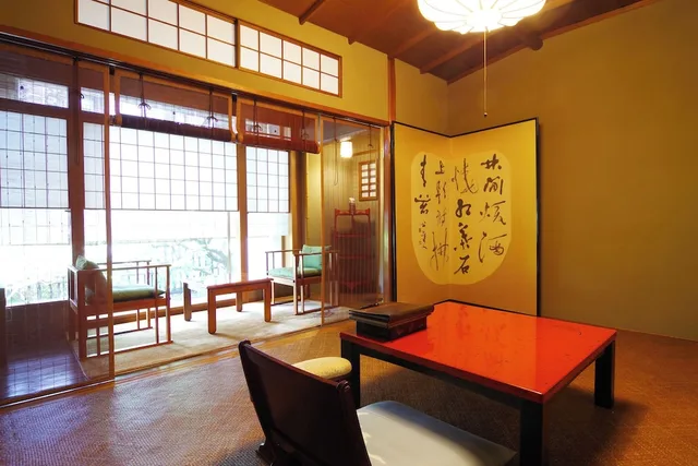 غرفة تقليدية بفرشتي فوتون في المبنى الرئيسي، Hiiragiya Ryokan 7/10