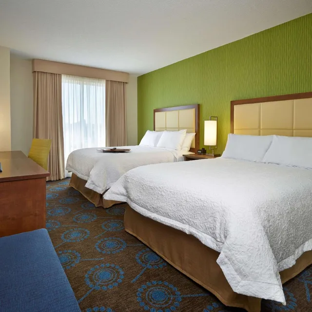 غرفة بسرير كينج وسريرين كوين، HAMPTON INN BY HILTON HALIFAX DOWNTOWN 4/7