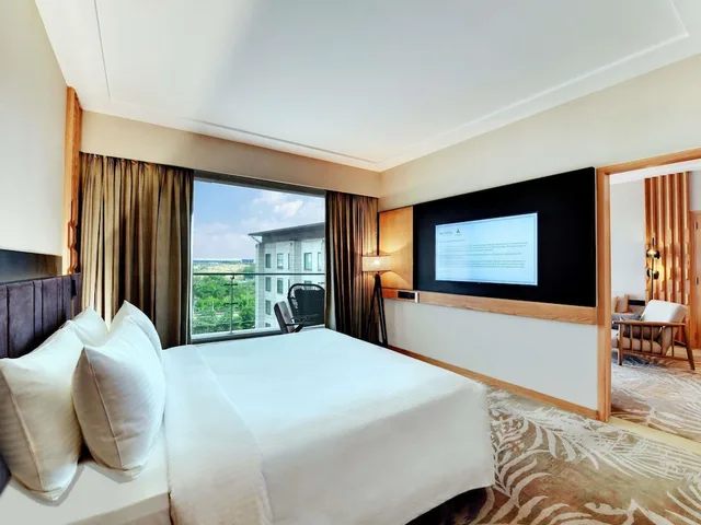 Premier, King Bed, Pool View, Lounge Access, NOVOTEL HYDERABAD AIRPORT 3/7