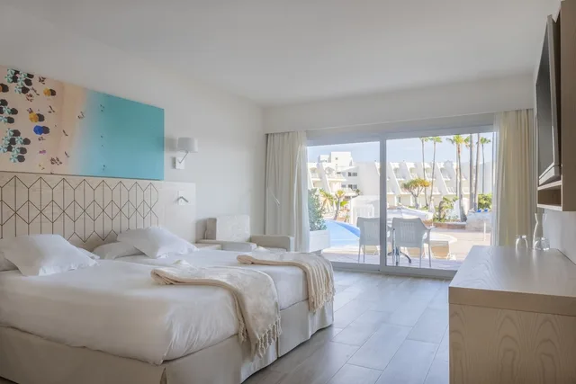 Family, King Bed, 2 Trundle Beds, Partial Sea View، Iberostar Waves Royal Andalus 2/10