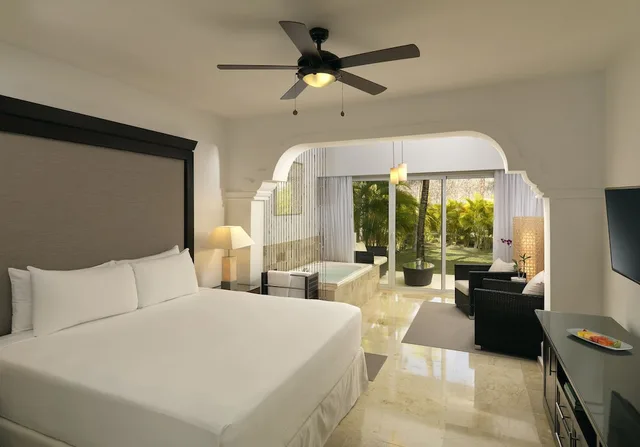 Family, King Bed, 2 Trundle Beds، Melia Caribe Beach Resort - All Inclusive 4/8