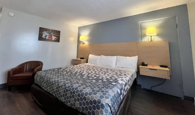 غرفة بسرير كينج، Econo Lodge Calgary Motel Village 5/10