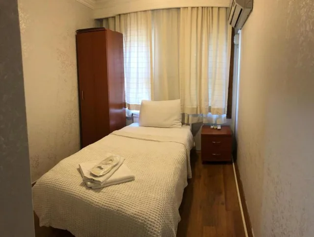 Room, Single, Antique 1/2