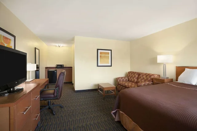 غرفة بزنس بسرير كينج مع أريكة، Howard Johnson By Wyndham San Diego Sea World 5/8