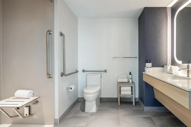 Suite, Queen Bed, Sofa, Accessible, Homewood Suites by Hilton Surrey 4/6