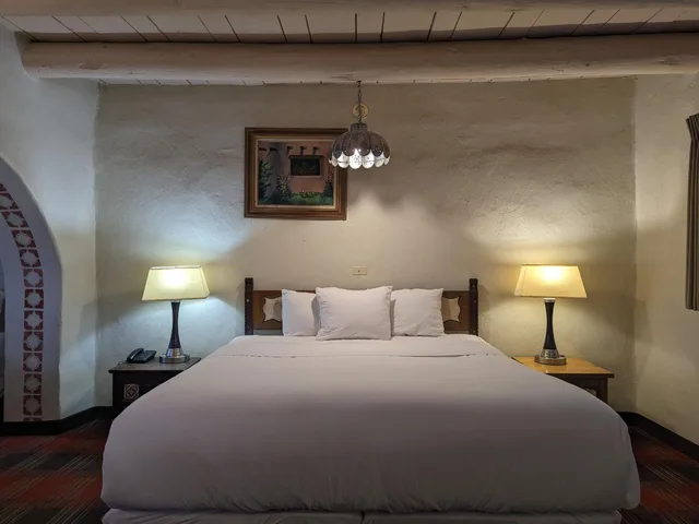 غرفة بسرير كوين، Sagebrush Inn Suites 2/8