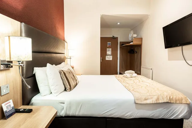 Standard, Double Bed, Lancaster Court Hotel 3/3