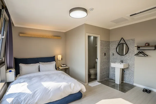 Deluxe, Queen Bed, Cornerstone Hotel 3/4