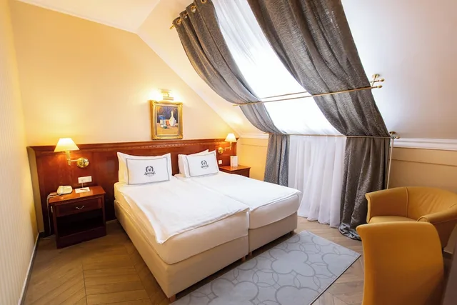 Standard, Queen Bed, Waldinger Hotel 3/8