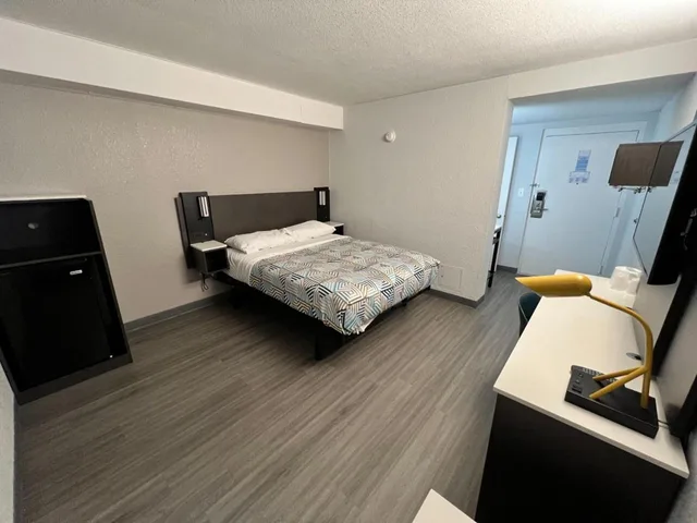 غرفة بسرير كوين، Motel6 Council Bluffs, IA - Omaha East 6/10