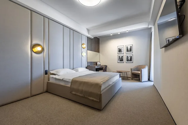 غرفة سوبيريور بسرير كينج، Regency Hotel 2/3