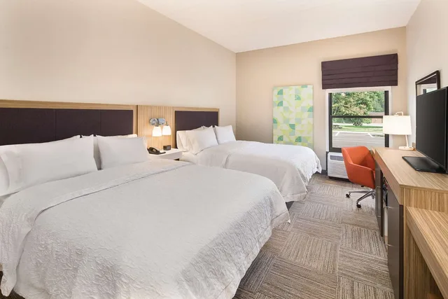 غرفة بسرير كوين بحوض استحمام لذوي الإعاقة، Hampton Inn Lagrange near Callaway Gardens 1/4