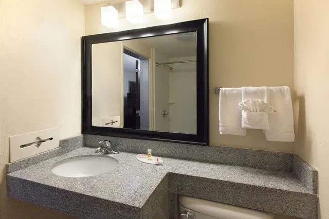 Room, 2 Queen Beds, Days Inn By Wyndham Norman 3/3