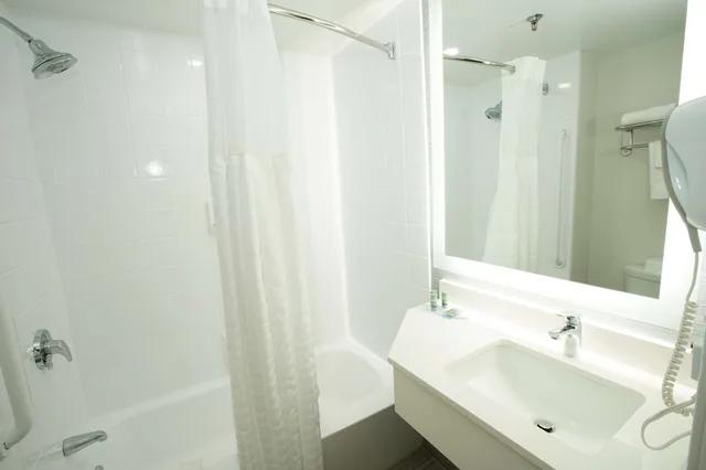 Room, Single, King Bed, Jetted Tub, Best Western Paramus Hotel & Suites 2/5