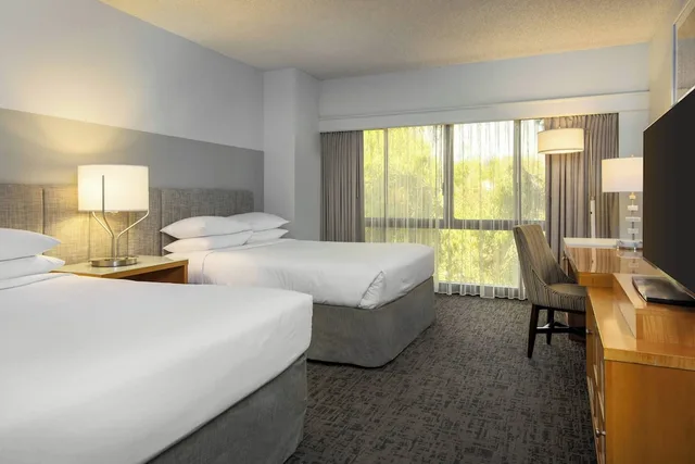 غرفة بسريرين كوين بإطلالة على المسبح لذوي الإعاقة، Renaissance Palm Springs 1/2