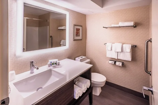 2 Bedrooms, Suite, Single Bed, Beach View, North Wing, Corner، Holiday Inn Osoyoos 3/5