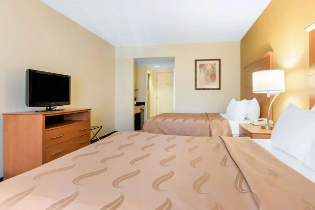 غرفة بسريرين كوين، University Hotel & Suites Shippensburg, Trademark by Wyndham 2/3