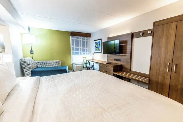 Standard, King Bed, Extra Floor Space، Holiday Inn Express Indianapolis South 5/10
