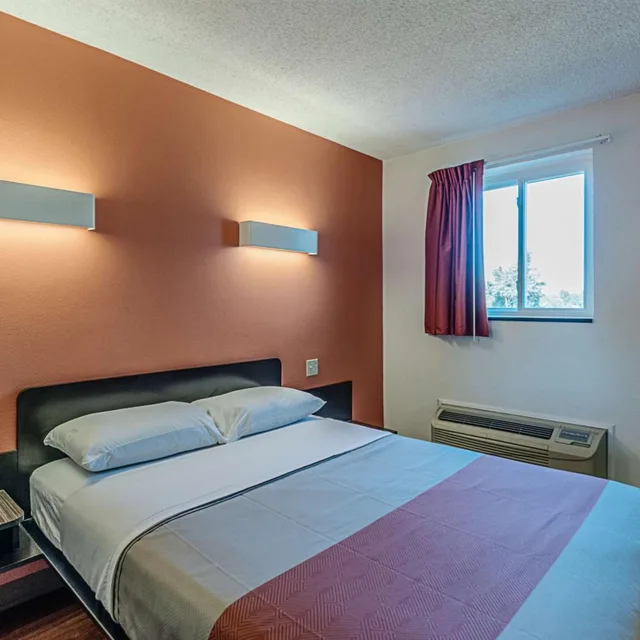 1 King Bed - Mobility Accessible Tub, Nsmk، Motel6 Martinsburg, WV 1/10