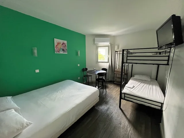 غرفة قياسية بسرير مزدوج وسريرين منفصلين، Kyriad Direct Macon Sud 1/10