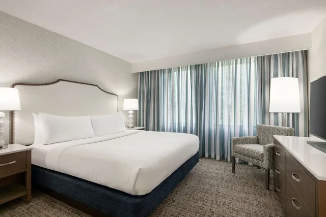 جناح ركني بسرير كينج، Embassy Suites Philadelphia Valley Forge 2/3