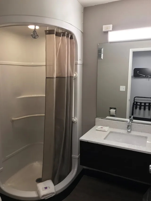 غرفة ديلوكس بسرير كينج لذوي الإعاقة، Motel6 Fort Wayne, IN 9/9