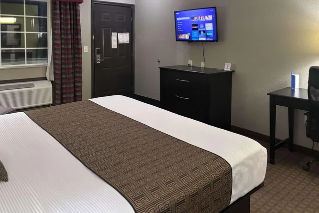 غرفة بسرير كينج وسرير كوين، Rodeway Inn Dilley TX 2/3