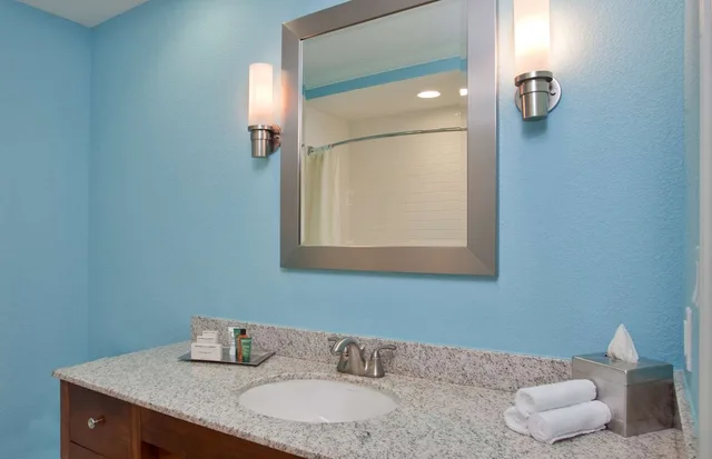 غرفة بسريرين كوين بحوض استحمام لذوي الإعاقة، Hilton Pensacola Beach 1/1