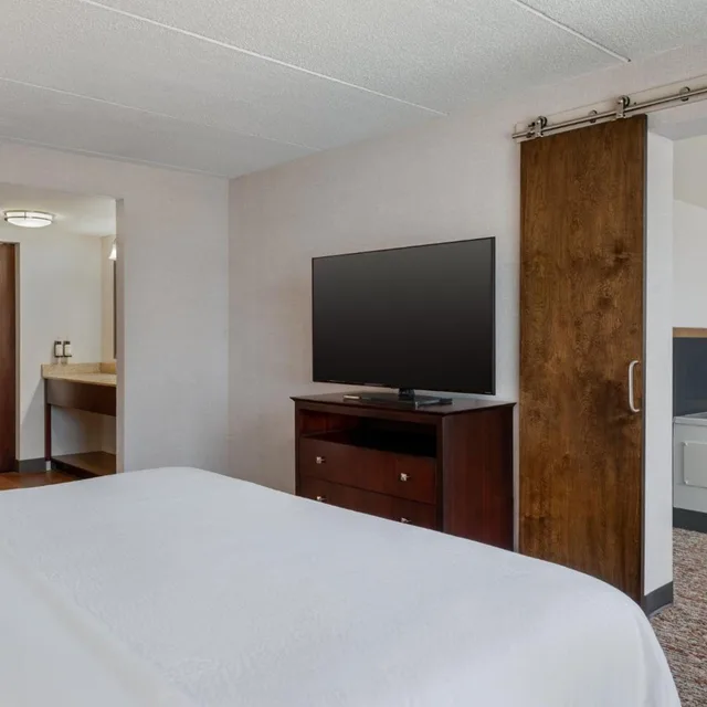 جناح تنفيذي بسرير كينج، Comfort Inn & Suites Wadsworth OH 2/2