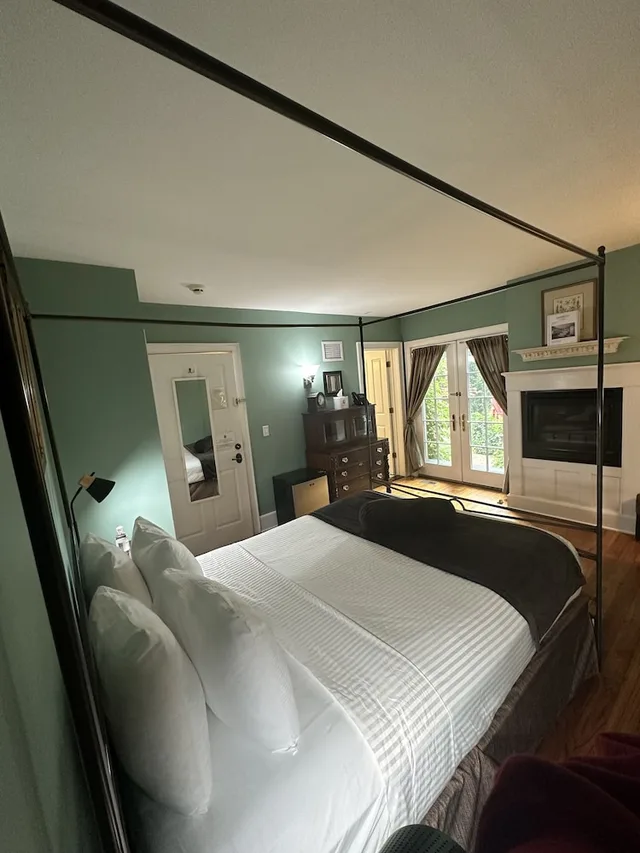 غرفة بسرير كوين، Buttermilk Falls Inn 1/2
