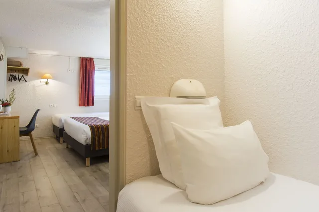 غرفة قياسية بسريرين منفصلين وسرير كوين وسريرين منفصلين، Comfort Hotel Montlucon 6/6