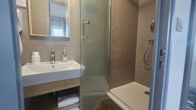 Adjoining, 2 Double Beds، Hotel Les Pieux 8/10