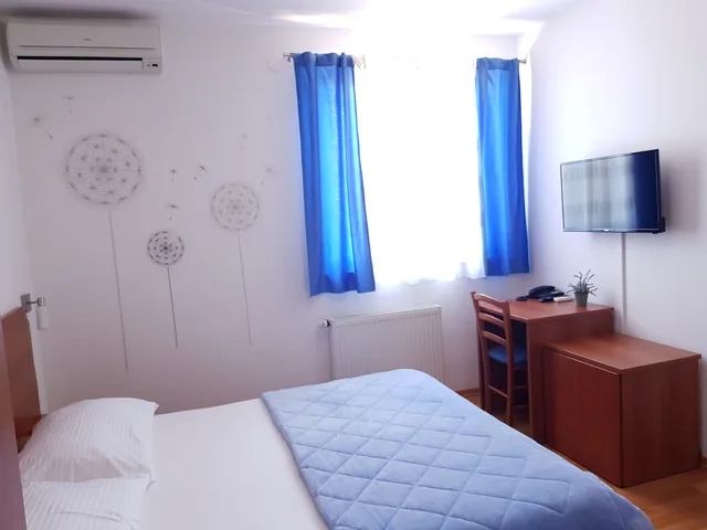 غرفة قياسية بسرير كوين، Pansion Comfort Bok 3/10