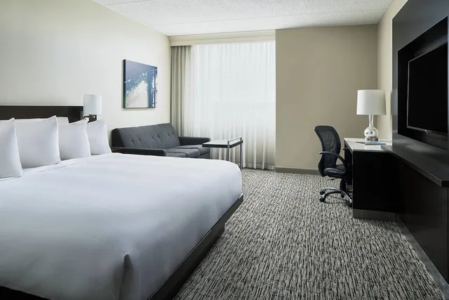 غرفة بسرير كينج مع أريكة، Austin Marriott North 1/1