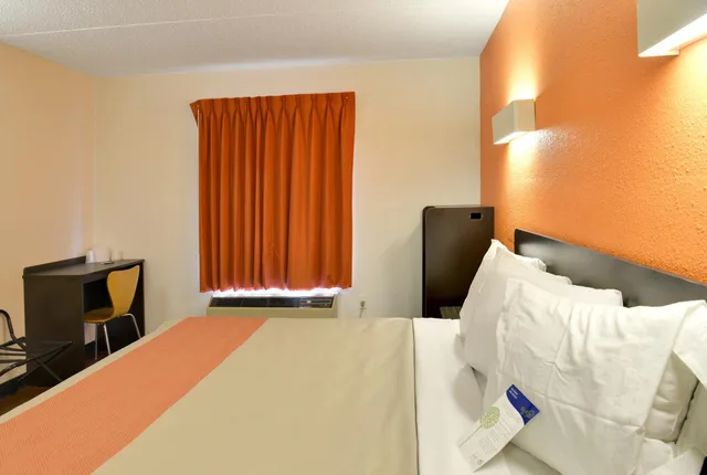 Room, King Bed, Accessible, Motel6 Toledo, OH 3/7