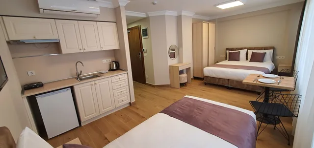 Adjoining, Studio, 2 Queen and Twin Beds, Sea View, Annex، Sur Hotel 3/10
