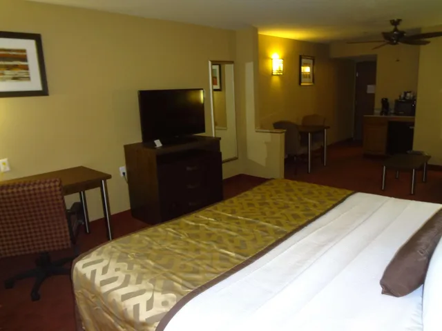 جناح بسرير كينج مع أريكة بحوض جاكوزي، Best Western Plus Woodland Hills Hotel Suites 3/5