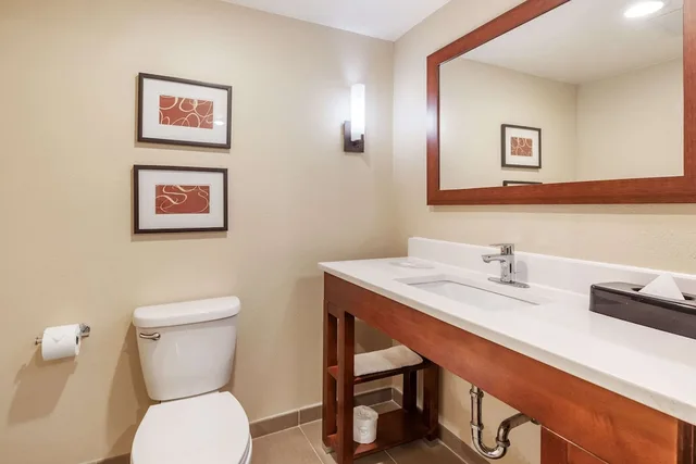 جناح بسرير كينج مع أريكة لذوي الإعاقة، Comfort Inn and Suites Aberdeen Near Apg 7/9