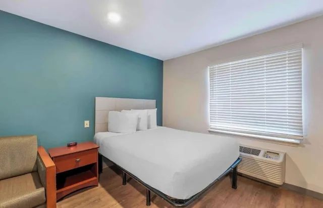 غرفة بسرير كوين مع أريكة بمطبخ، Studio 6 Extended Stay Little Rock Southwest AR 3/10